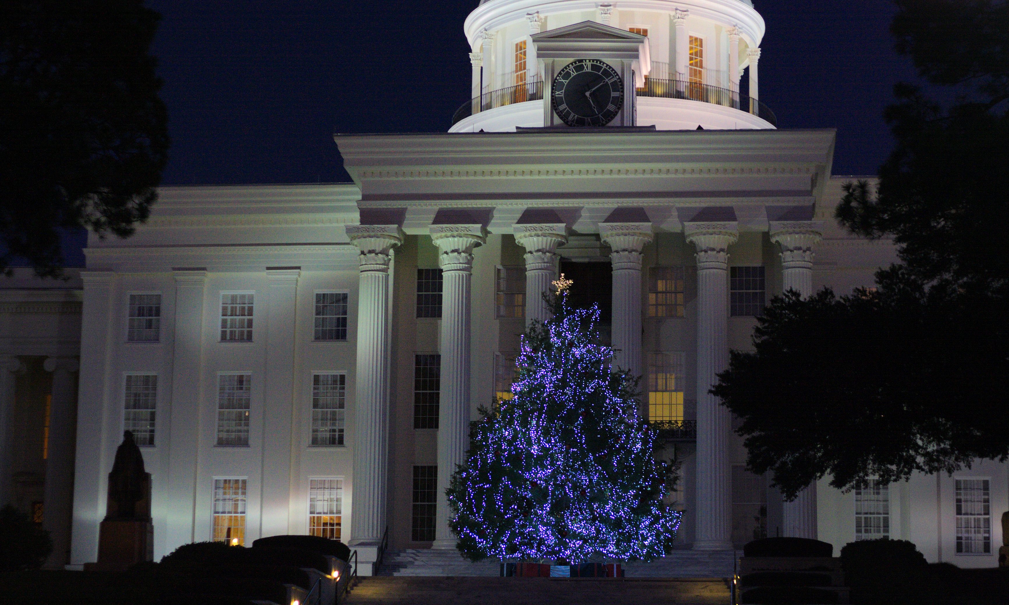 Ivey invites Alabamians to join for annual Christmas tree lighting ceremony